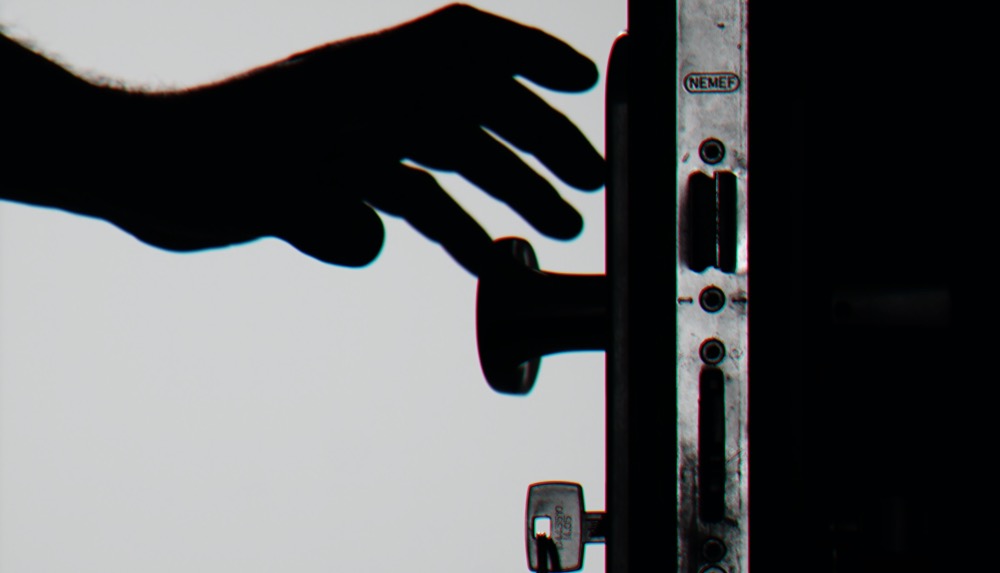 https://www.bitdefender.com/media/uploads/2019/12/silhouette-photo-of-person-holding-door-knob-792032.jpg